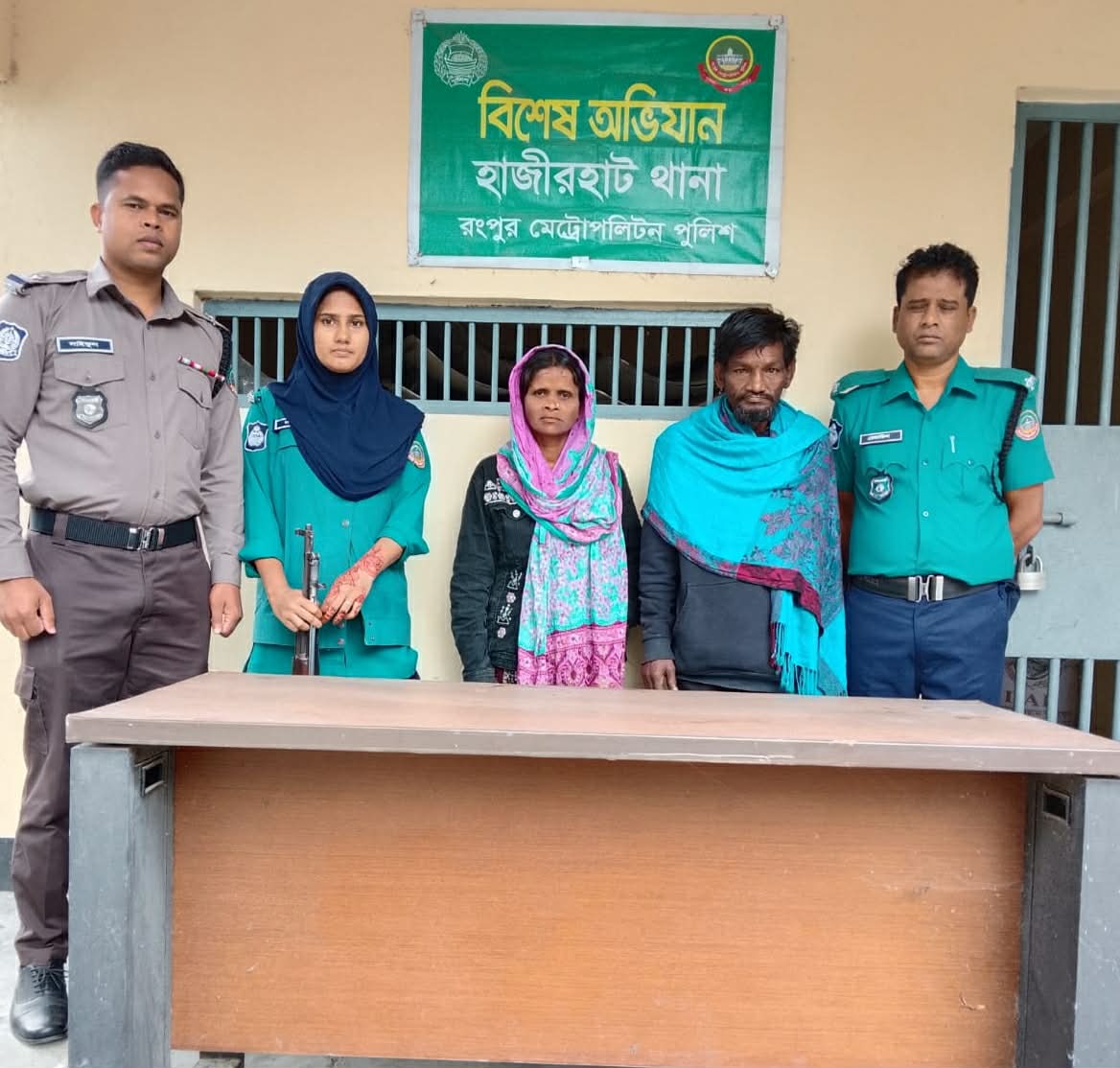 রংপুর হাজীরহাট মেট্রোপলিটন থানার ওভিযানেওয়ারেন্ট ভুক্ত পলাতক দুই মাদক ব্যবসাই গ্রেপ্ততার।